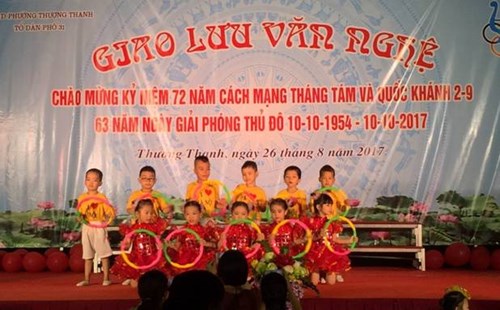 Các bé khối mẫu giáo lớn trường mầm non Ánh Sao tham gia giao lưu văn nghệ  tại tổ dân phố 31- Phường Thượng Thanh.